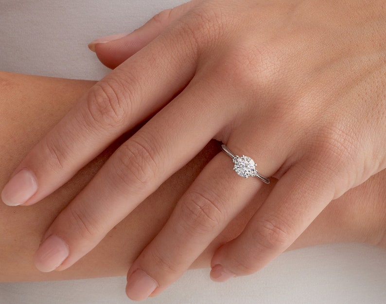 Round cut lab grown diamond 