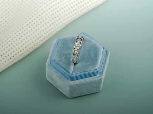 Round cut moissanite band