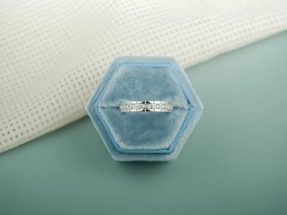 Round cut moissanite band