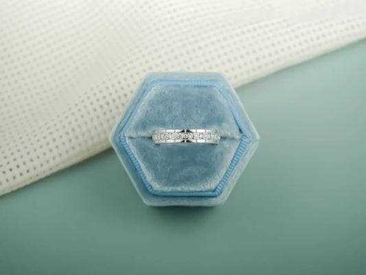 Round cut moissanite band