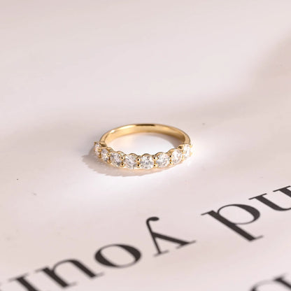 Round cut moissanite band
