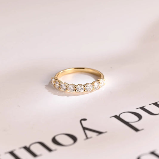 Round cut moissanite band