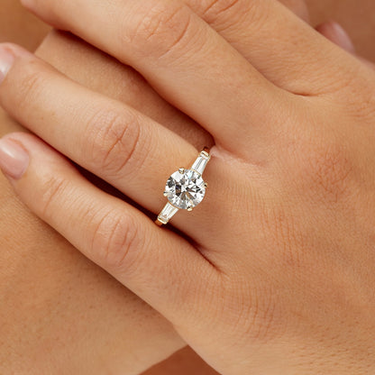 Tapered baguette side stone ring