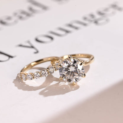 Round cut moissanite ring