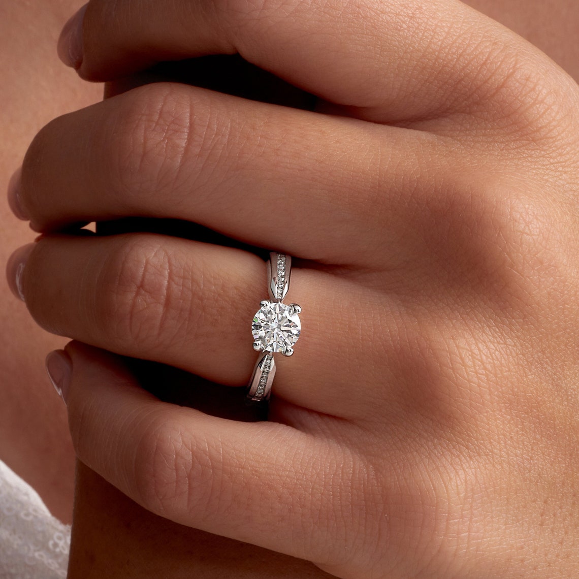 Round cut lab grown diamond