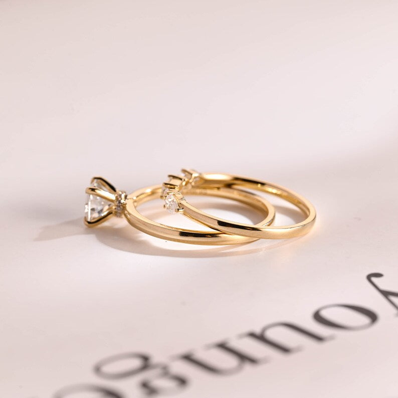 Modern engagement ring