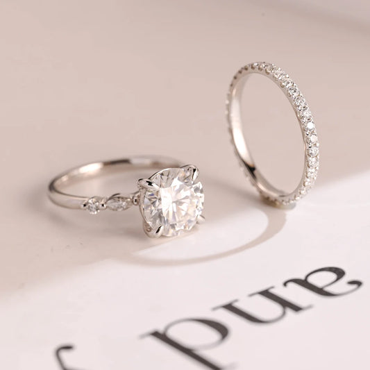Round cut moissanite ring