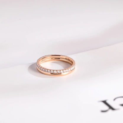 Round cut moissanite band
