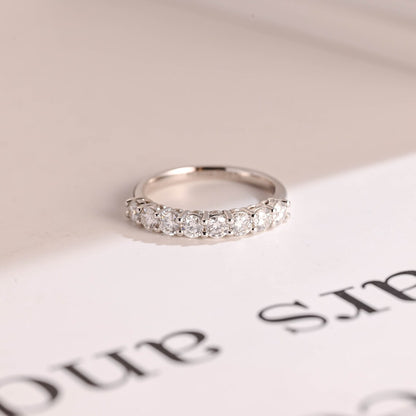 Round cut moissanite ring