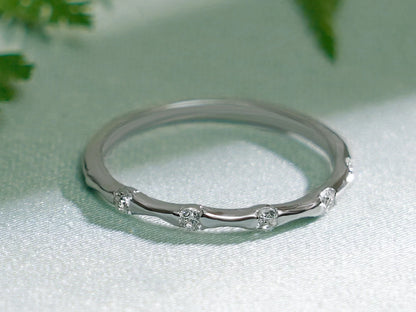 Round cut diamond ring