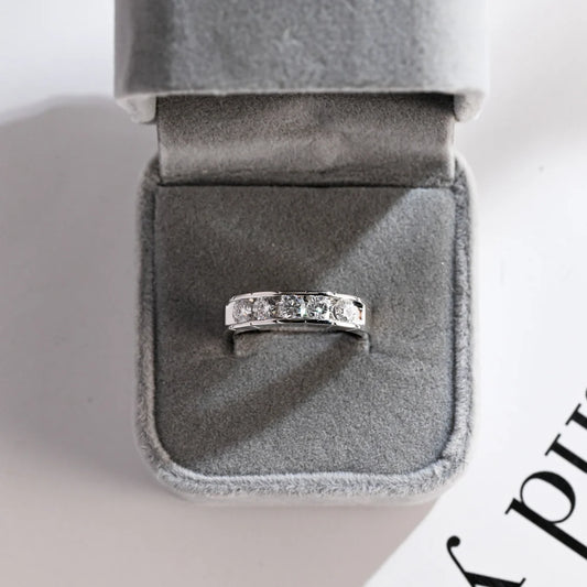 Round cut moissanite band