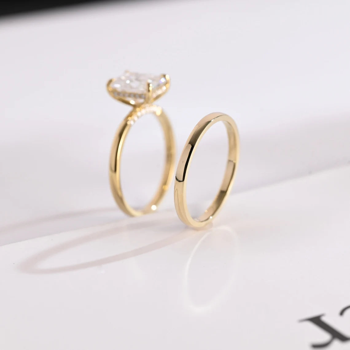 Solitaire plain wedding band