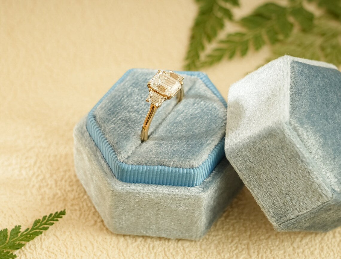 Trapezoid side stone ring