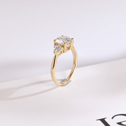 Round cut moissanite ring