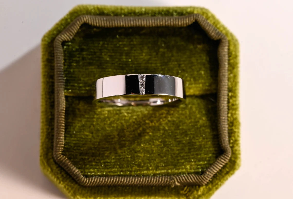 Round cut moissanite diamond ring