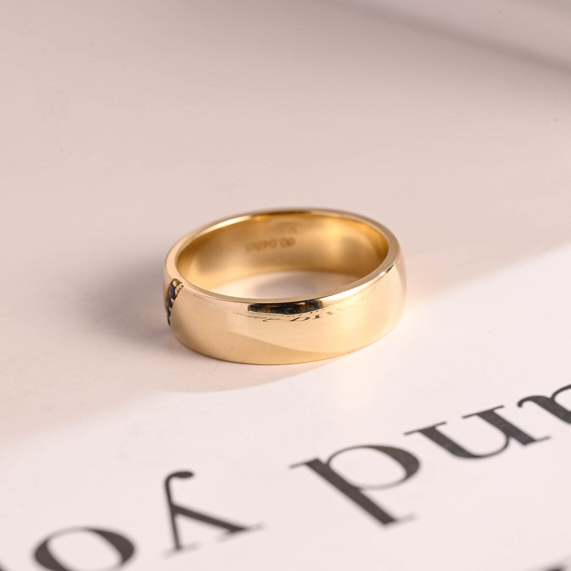 Modern gold wedding band