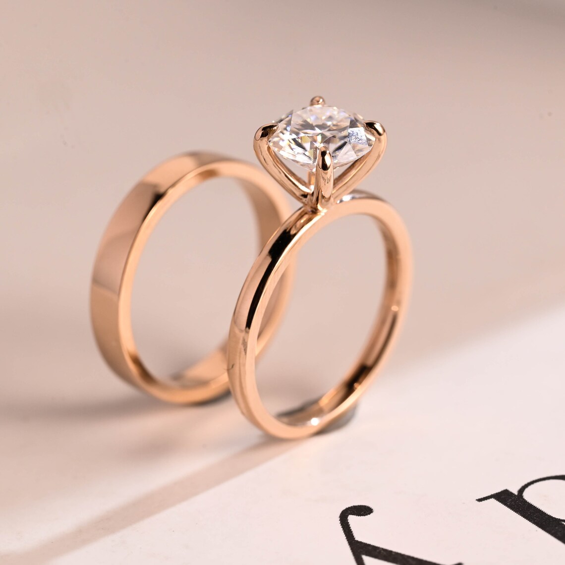 Claw prong-set ring