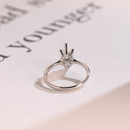 Timeless engagement ring