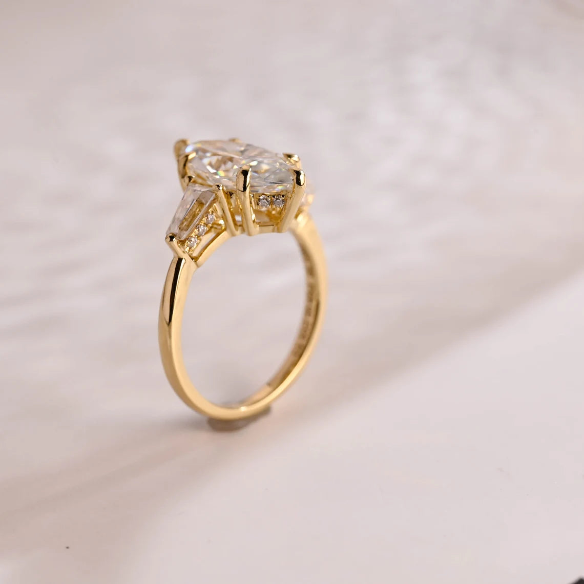 Hidden halo ring