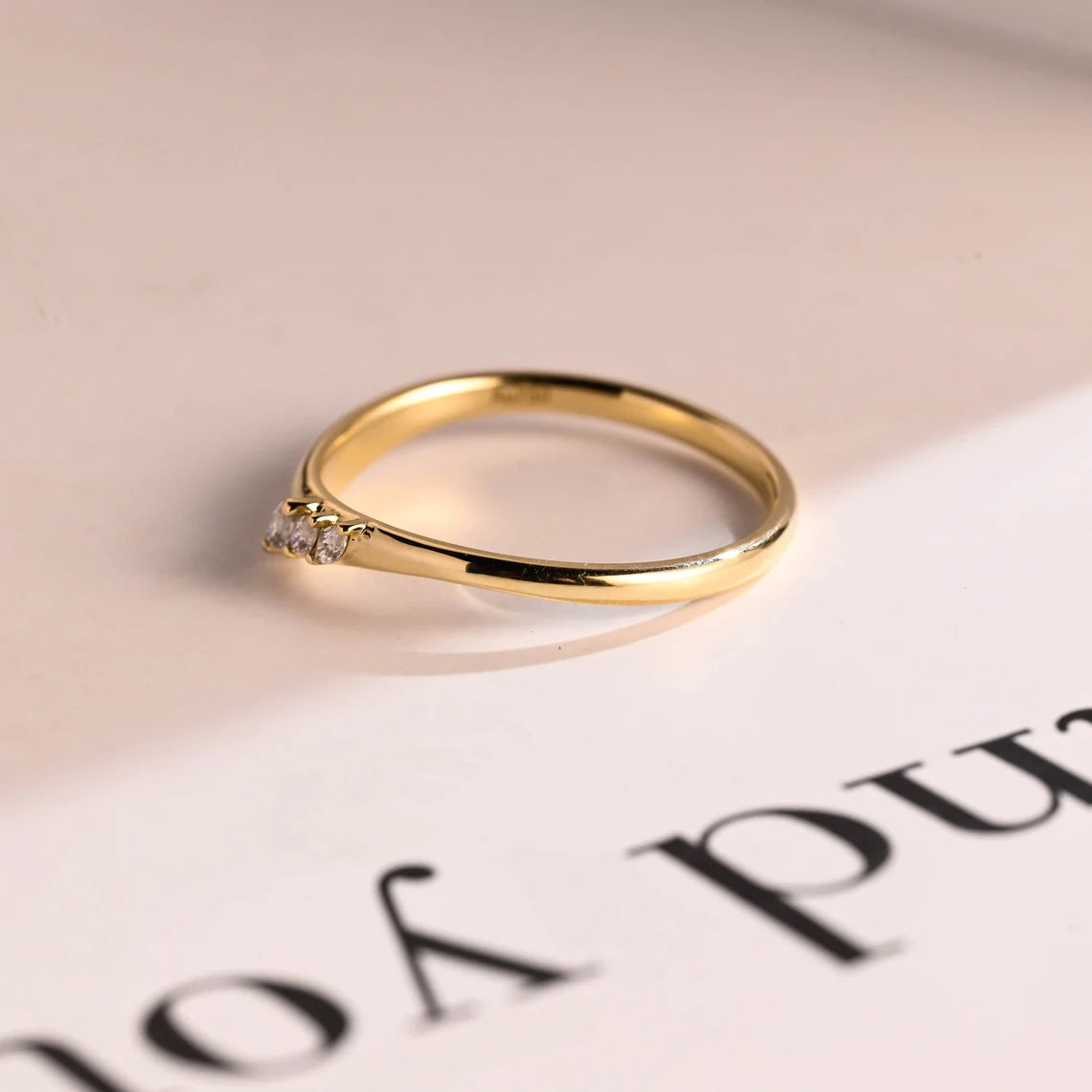 Prong setting wedding ring