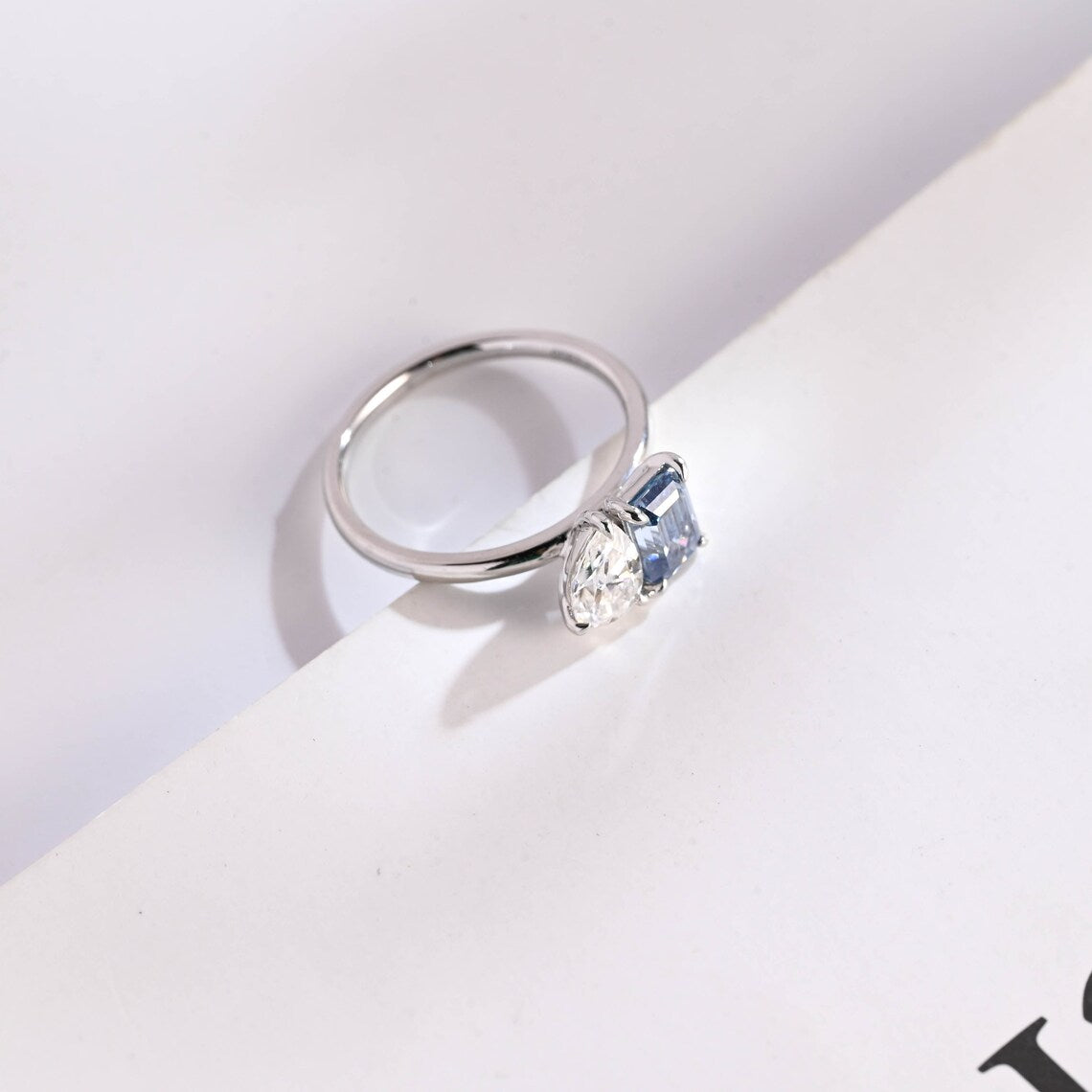 Claw prong-set ring