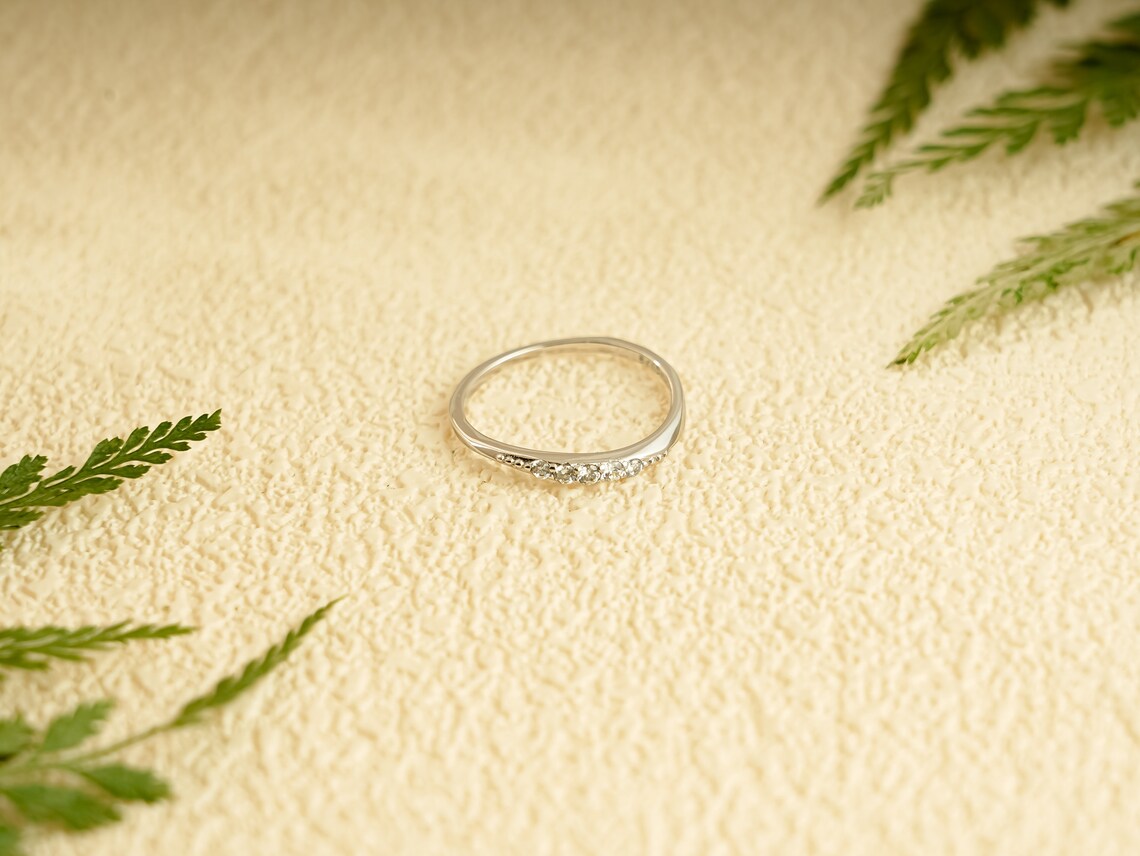 Curved wedding ring