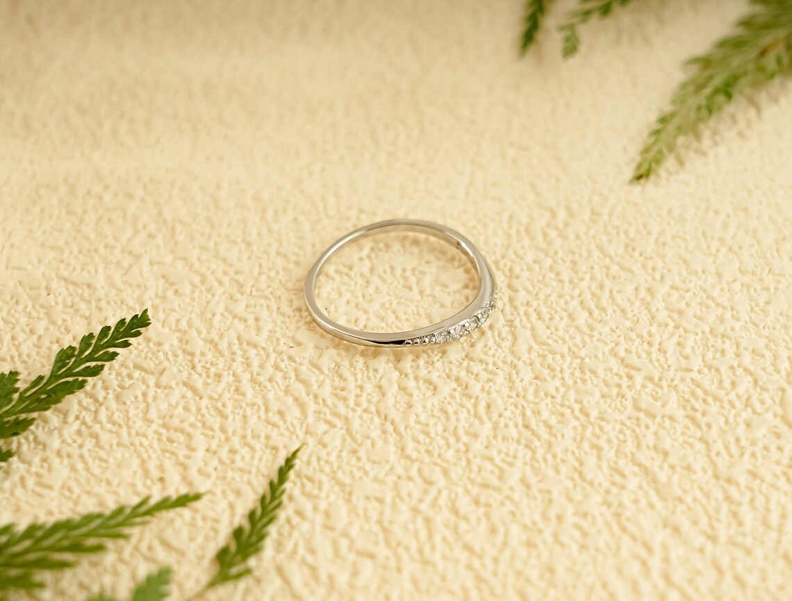 Round cut moissanite band