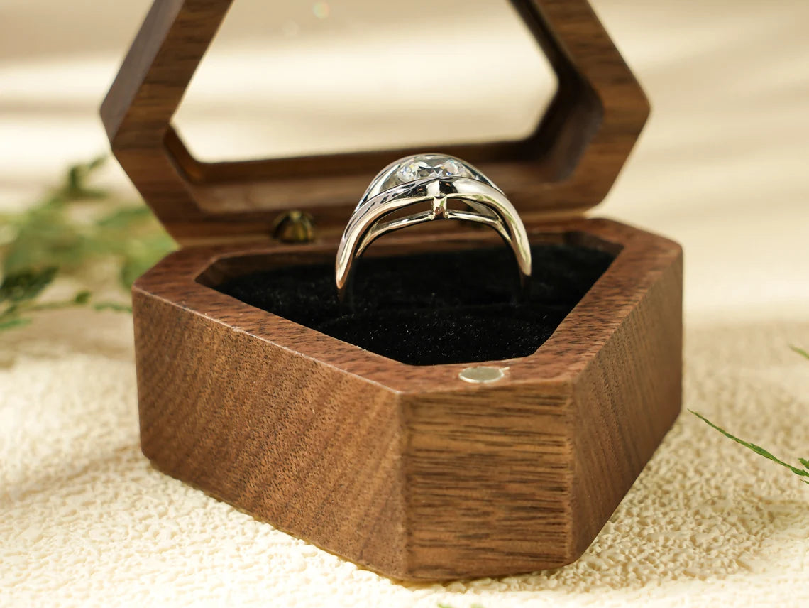 Swirl design ring