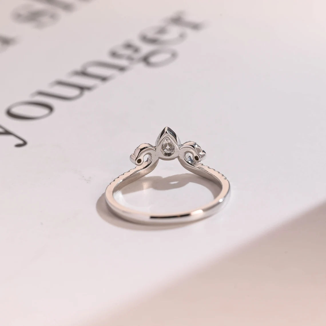 V-shape engagement band