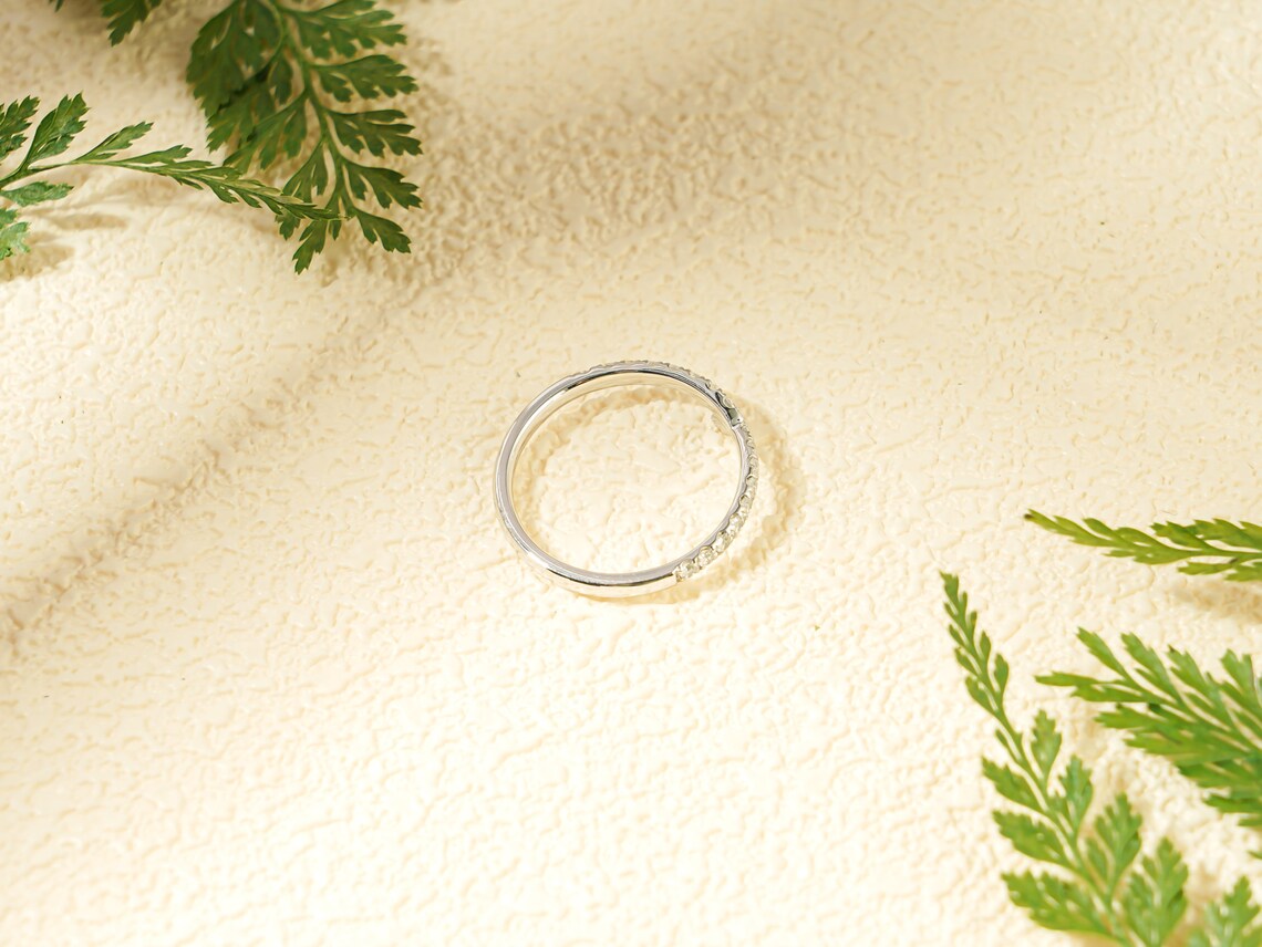 V shaped diamond band