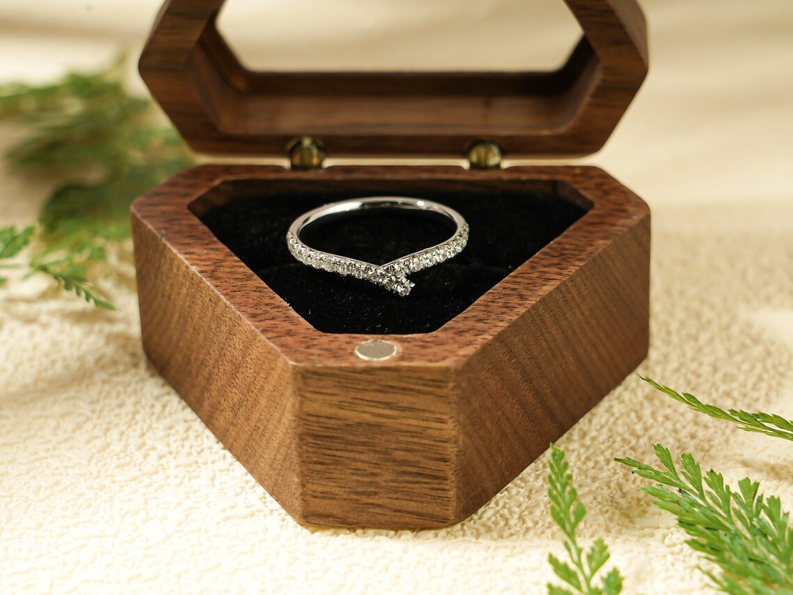 Round cut Moissanite band