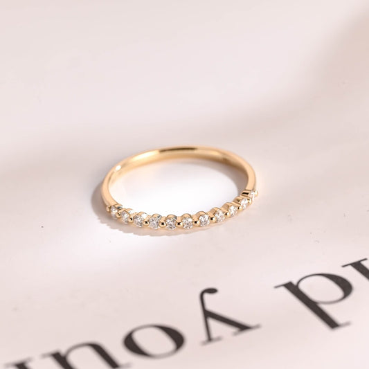 Round cut moissanite band