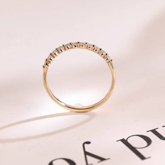 Round cut moissanite band