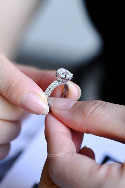Timeless engagement ring