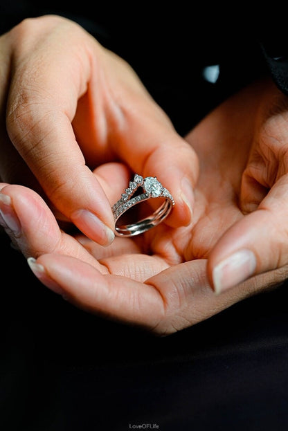 Elegant engagement ring