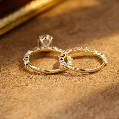 Modern engagement ring