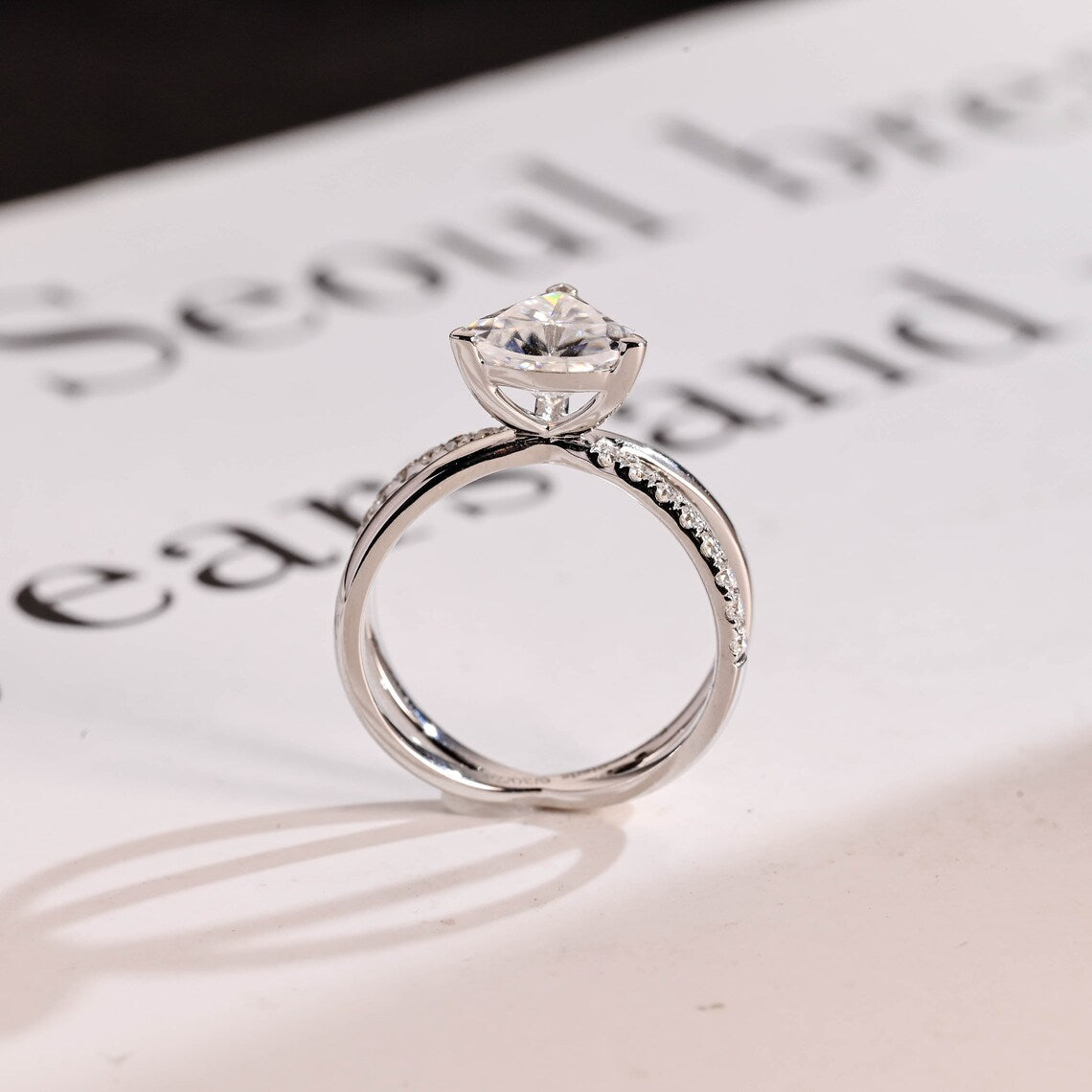 V-shape prong ring 