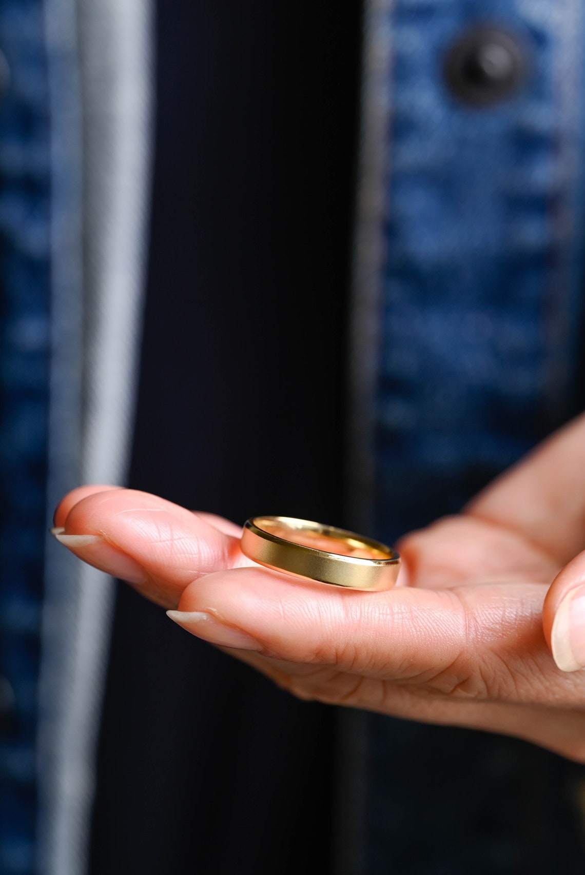 Men’s gold wedding ring
