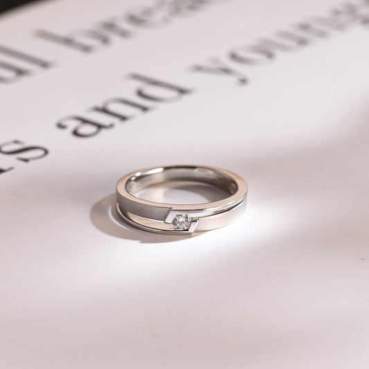 Round cut moissanite diamond ring 