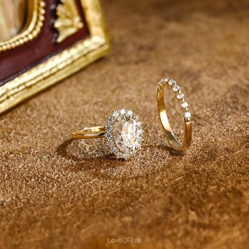 Single halo engagement ring