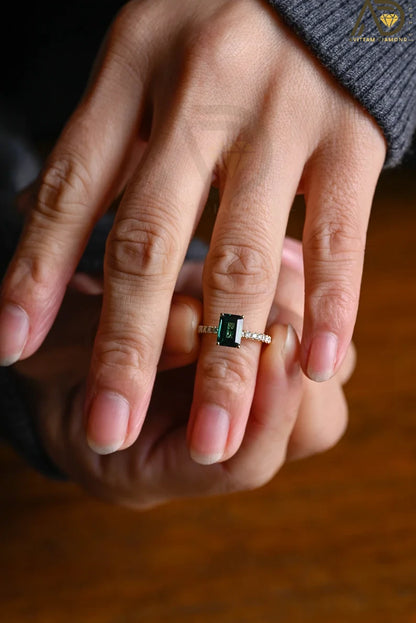 Romantic Proposal Ring for Her
Emerald Wedding Anniversary Gift