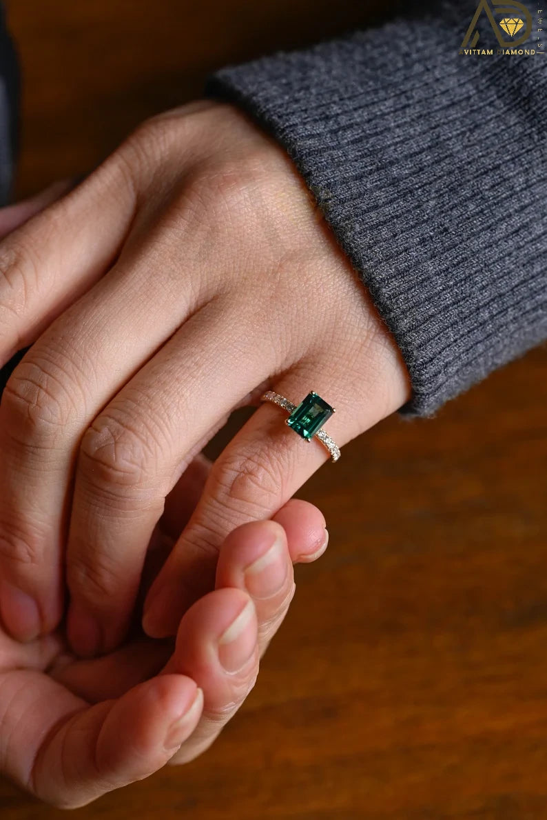 Lab Grown Emerald Promise Ring
Elegant Birthday Jewelry for Her