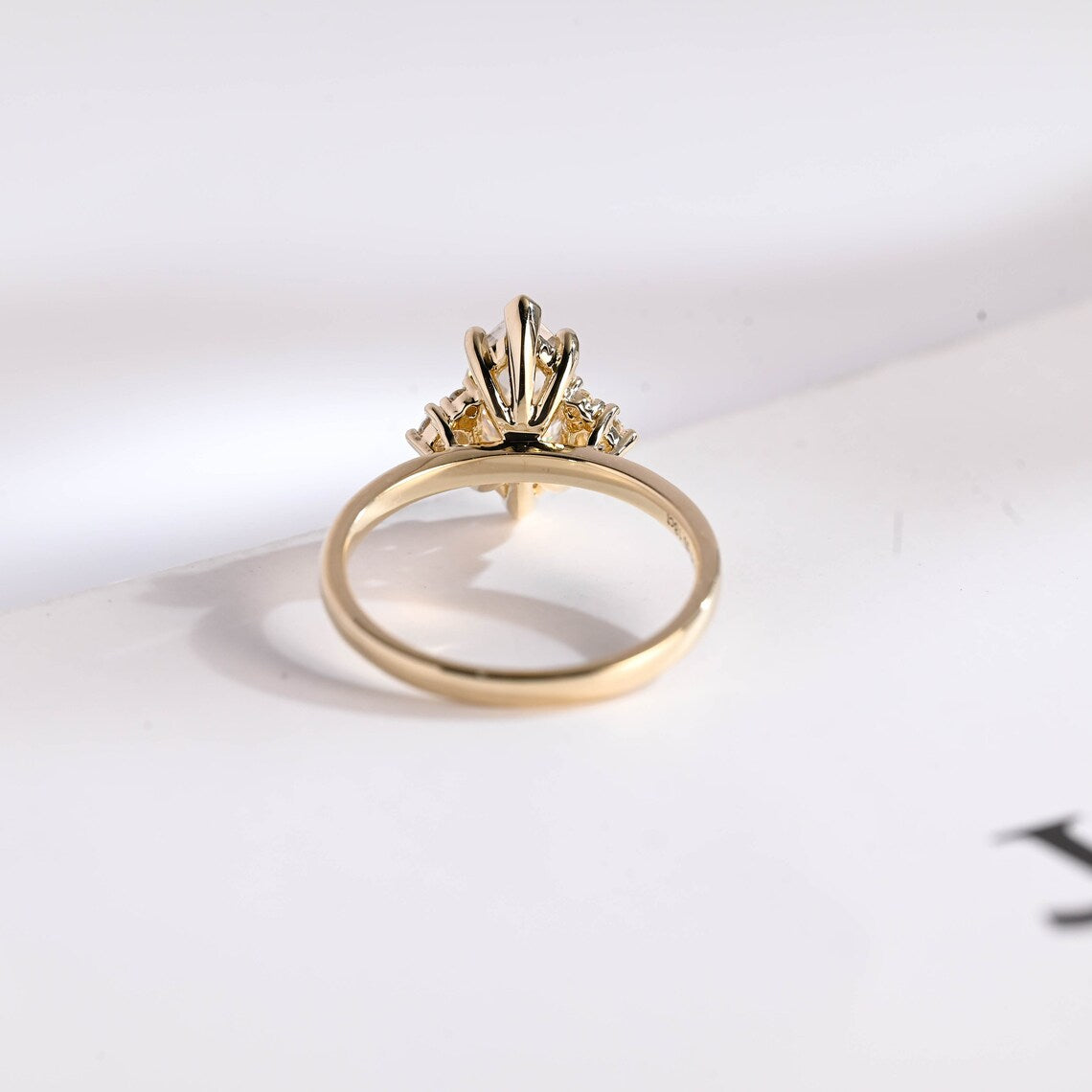Classic prong-set ring