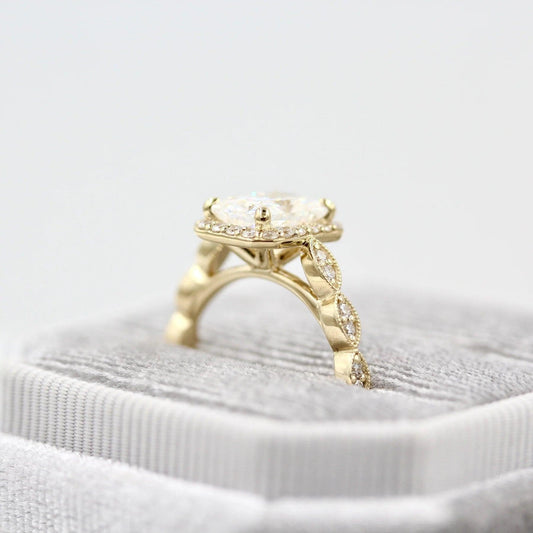 Radiant Cut Engagement Ring, 18K Gold or Silver Diamond Simulant Promise Ring, Stacking Solitaire Ring, Gift for Her with Halo, Women's Diamond Simulant Ring, Customizable Fine Jewelry, Unique Promise Ring, Luxurious Symbol of Love, Timeless Elegance, Romantic Gift for Her